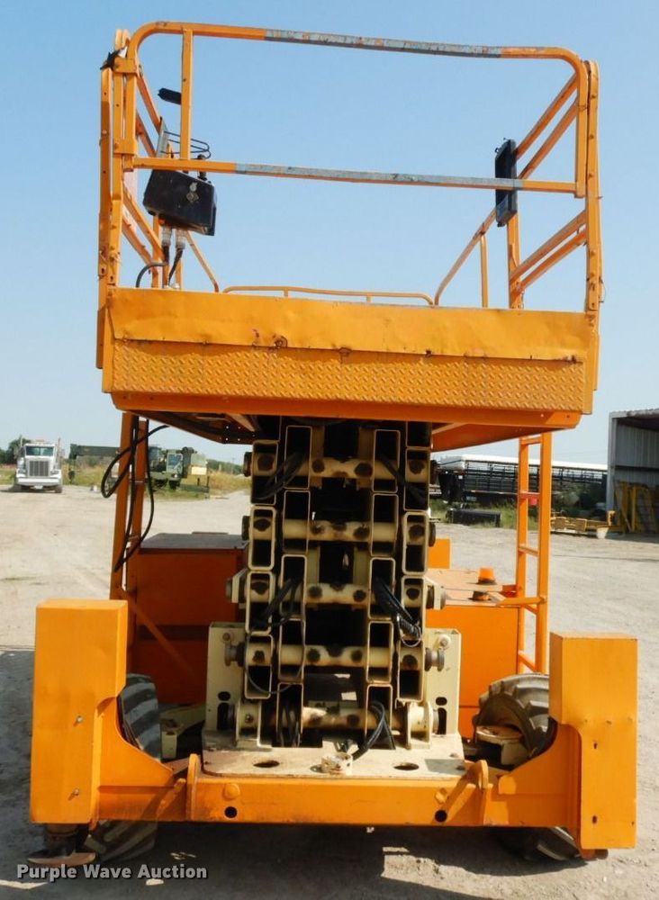 image for item HF9373 2000 JLG 500RTS  scissor lift