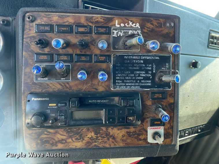 image for item JD9306 1997 Kenworth T800  dump truck