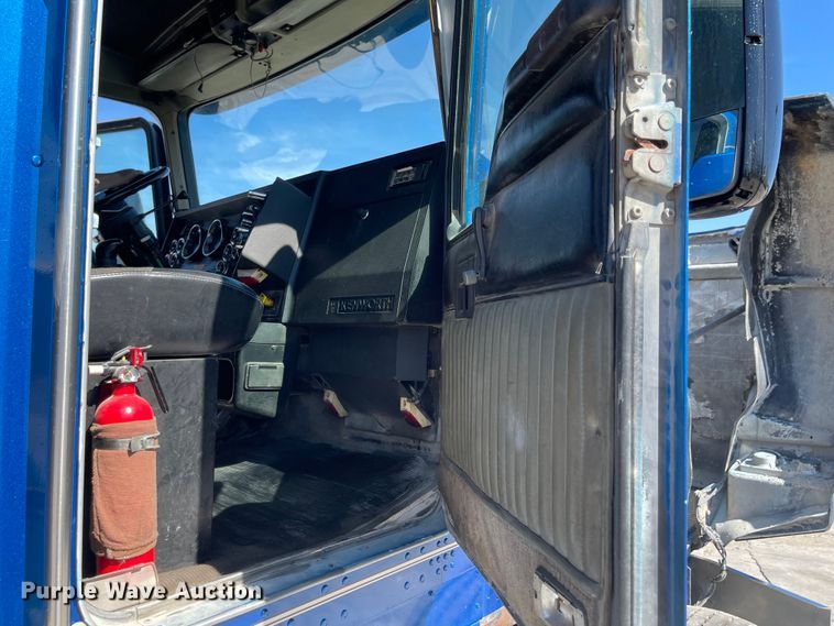 image for item JD9306 1997 Kenworth T800  dump truck