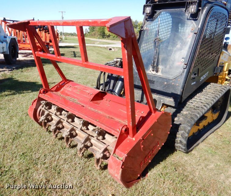 image for item JL9946 2013 JCB 300T  tracked skid steer loader