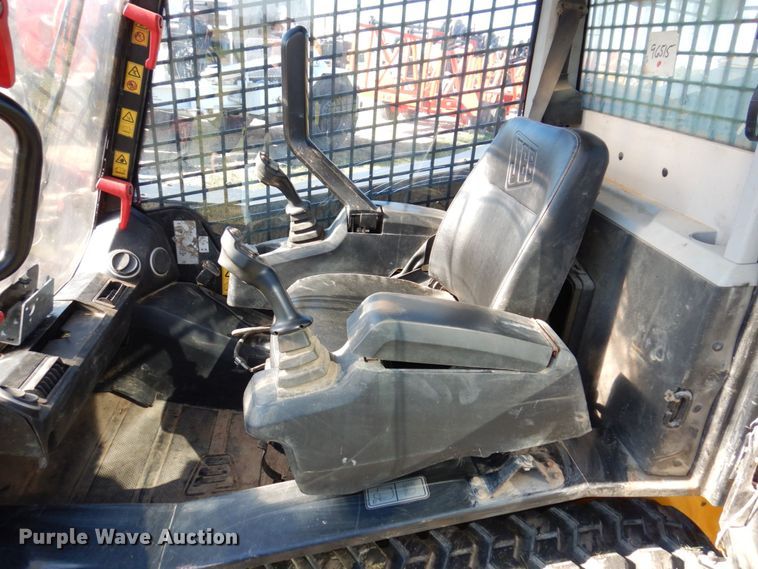 image for item JL9946 2013 JCB 300T  tracked skid steer loader