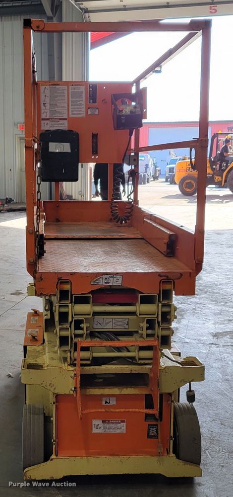 image for item JZ9051 2016 JLG 1932RS  scissor lift