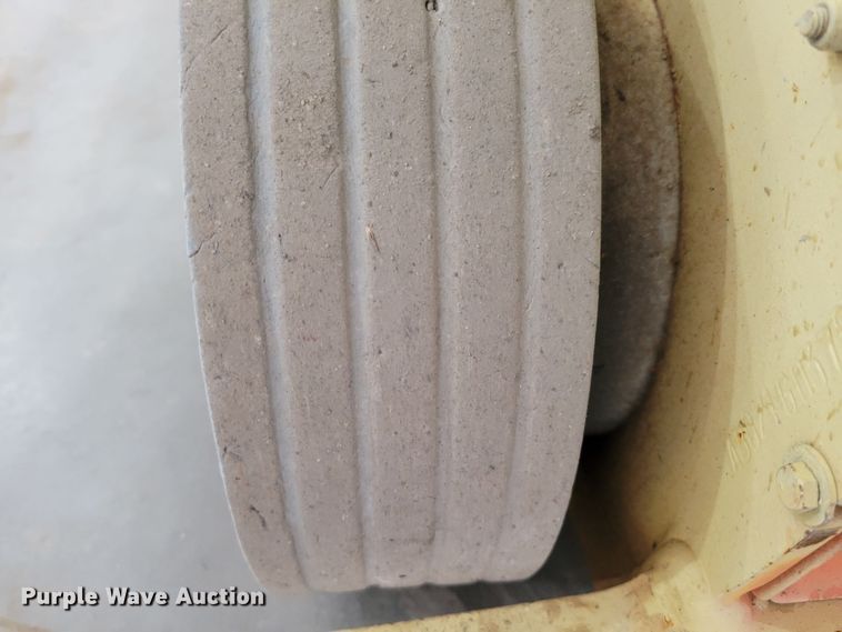 image for item JZ9051 2016 JLG 1932RS  scissor lift