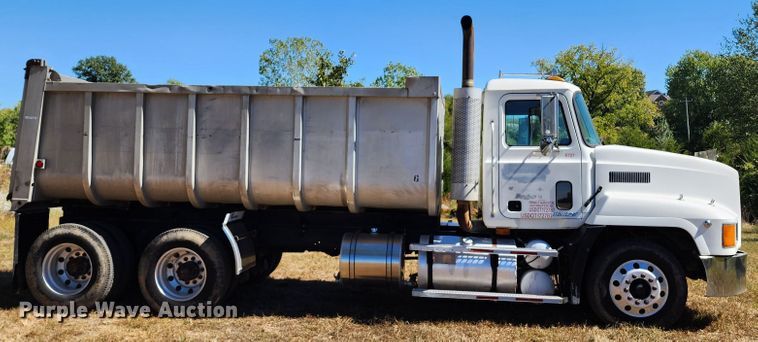 image for item KH9226 2000 Mack CH613  dump truck