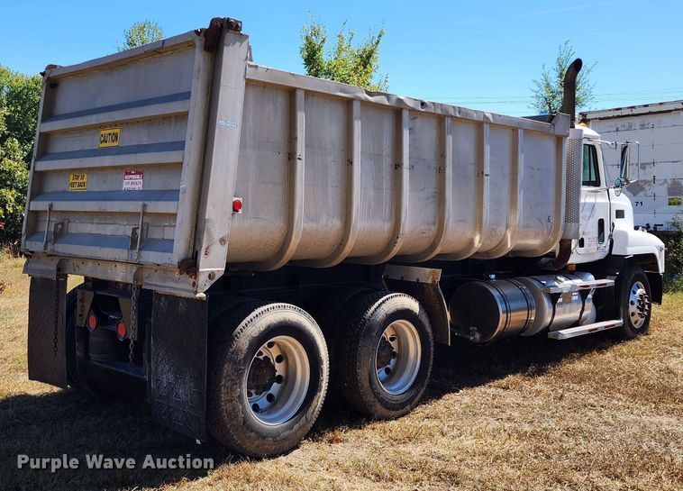 image for item KH9226 2000 Mack CH613  dump truck