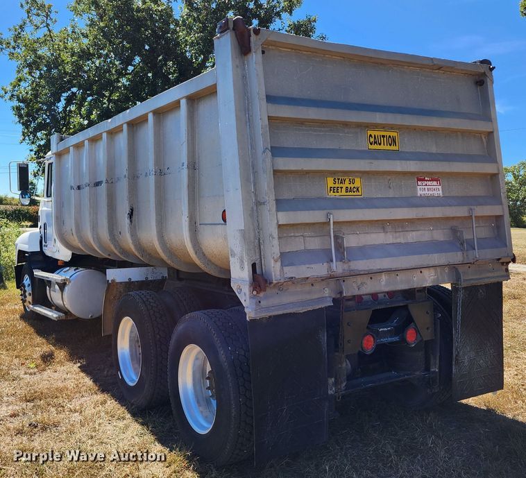 image for item KH9226 2000 Mack CH613  dump truck