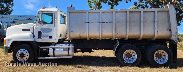 image for item KH9226 2000 Mack CH613  dump truck