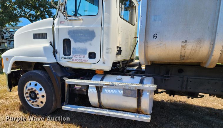 image for item KH9226 2000 Mack CH613  dump truck