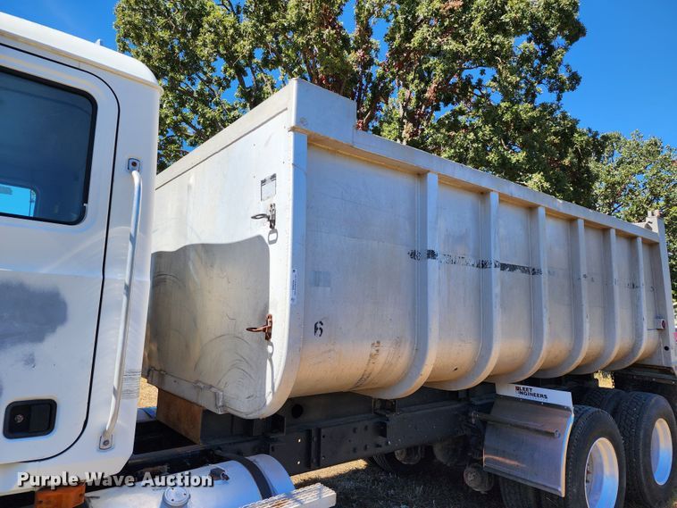 image for item KH9226 2000 Mack CH613  dump truck