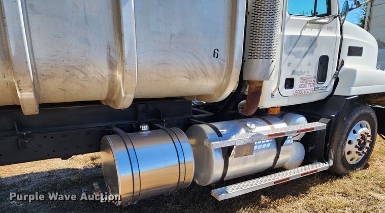 image for item KH9226 2000 Mack CH613  dump truck