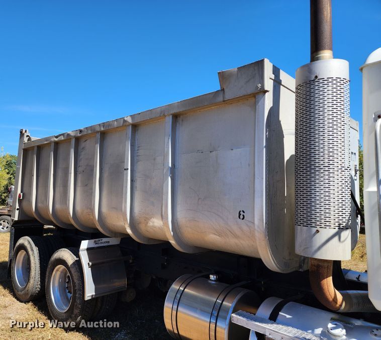 image for item KH9226 2000 Mack CH613  dump truck