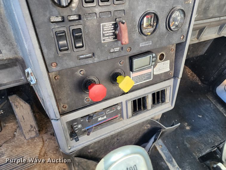 image for item KH9226 2000 Mack CH613  dump truck