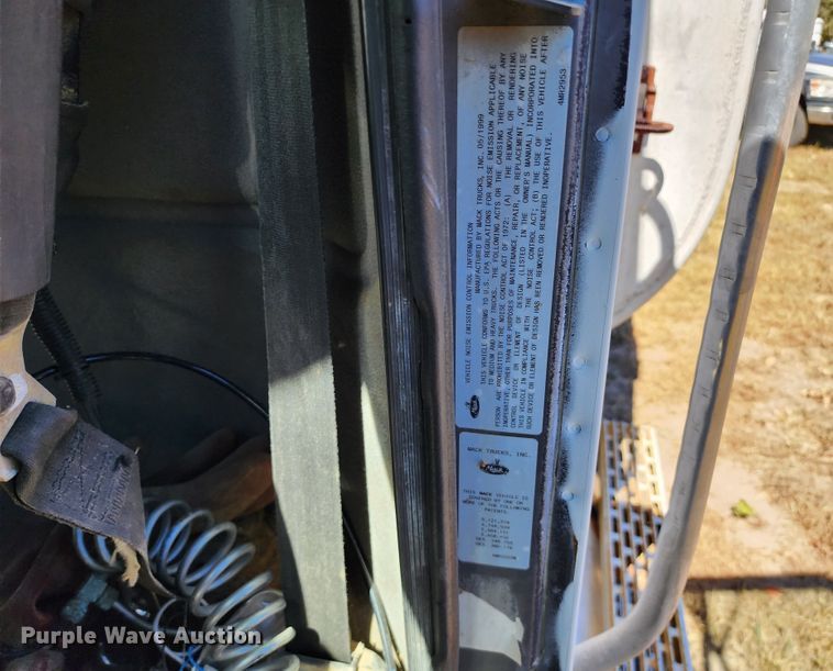 image for item KH9226 2000 Mack CH613  dump truck