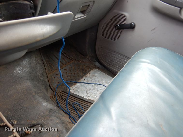 image for item KW9478 1999 Ford F450 Super Duty  chipper truck