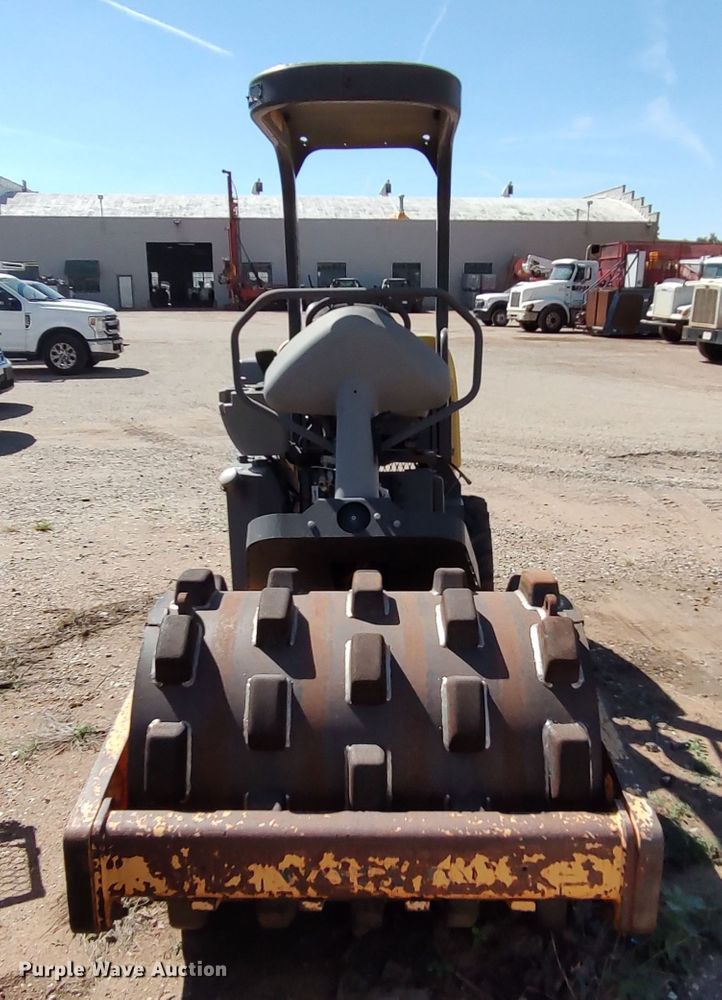 image for item LK9889 2010 Volvo SD25D  single drum roller