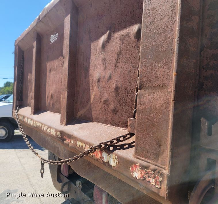 image for item LN9606 1993 International 4900  dump truck