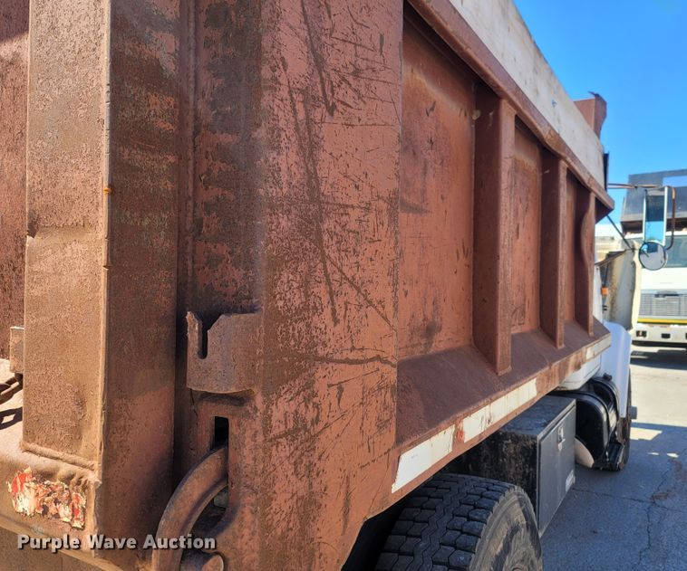 image for item LN9606 1993 International 4900  dump truck