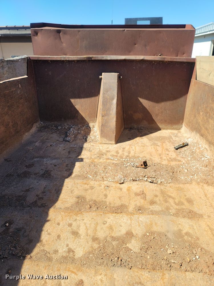 image for item LN9606 1993 International 4900  dump truck