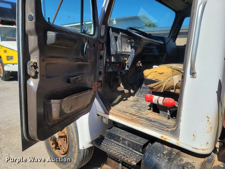 image for item LN9606 1993 International 4900  dump truck