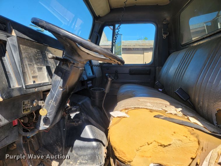 image for item LN9606 1993 International 4900  dump truck