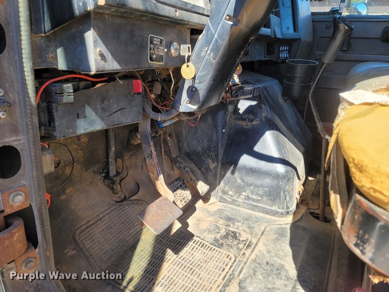 image for item LN9606 1993 International 4900  dump truck