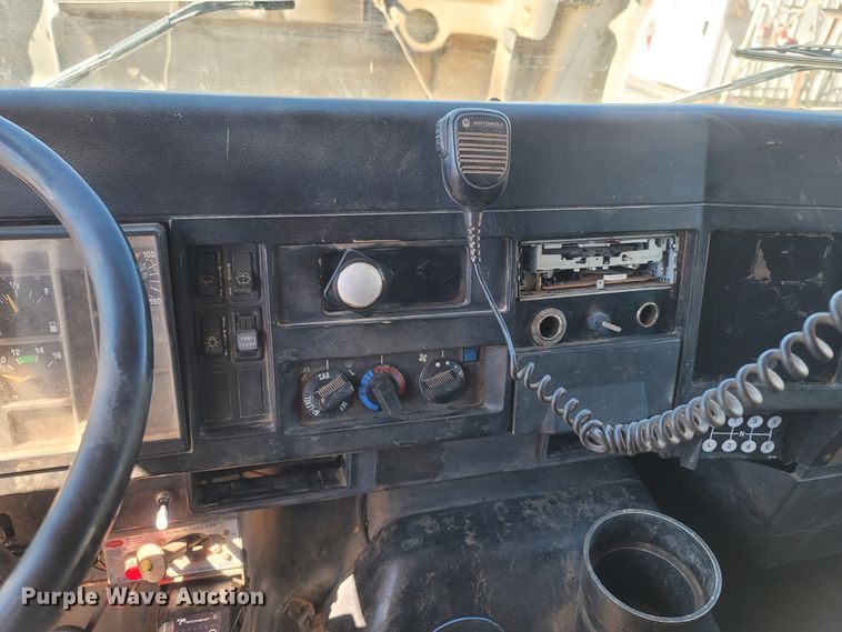 image for item LN9606 1993 International 4900  dump truck