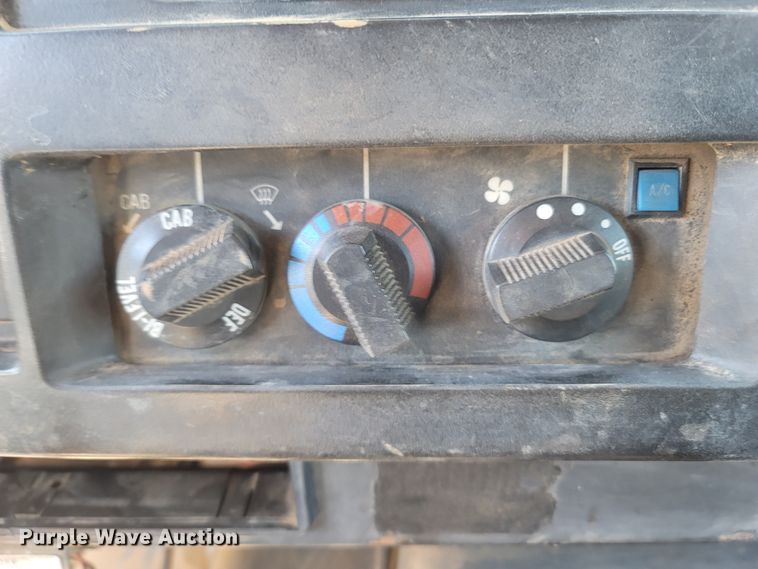 image for item LN9606 1993 International 4900  dump truck