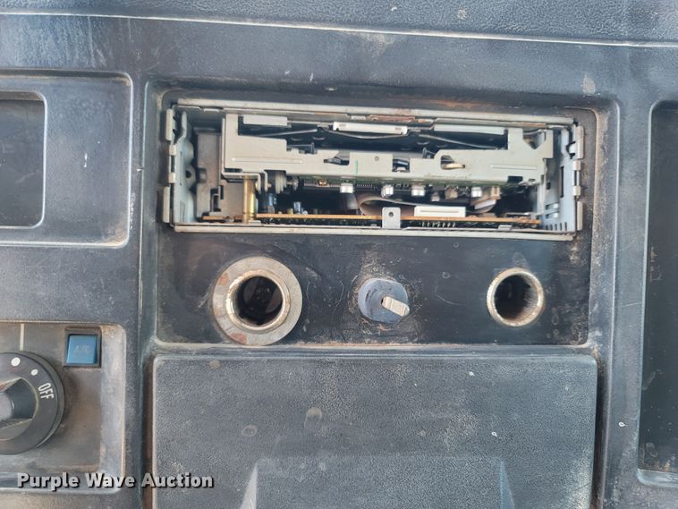 image for item LN9606 1993 International 4900  dump truck