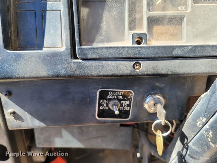 image for item LN9606 1993 International 4900  dump truck