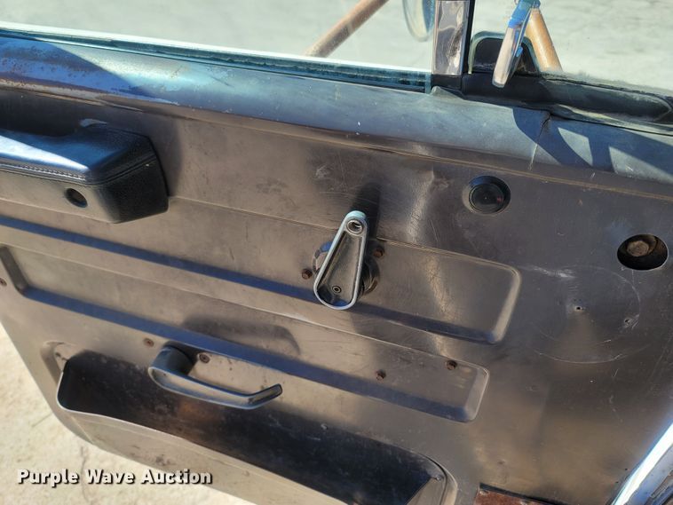 image for item LN9606 1993 International 4900  dump truck