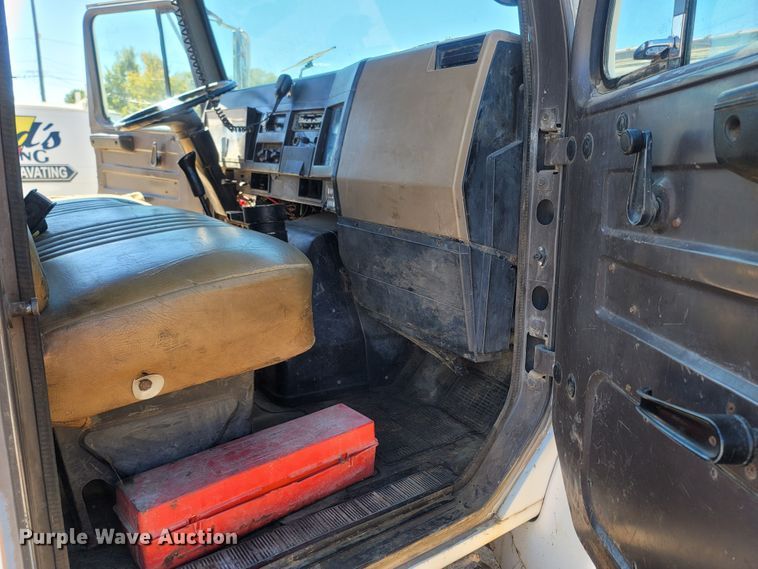 image for item LN9606 1993 International 4900  dump truck