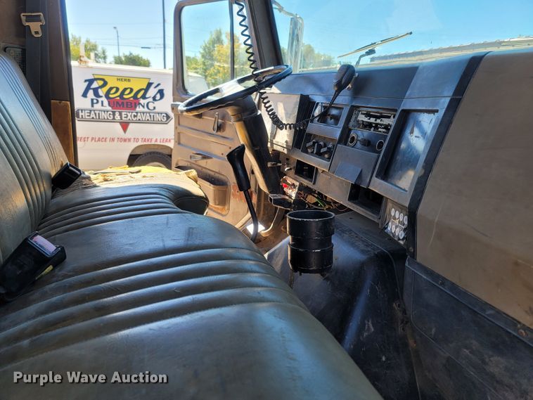 image for item LN9606 1993 International 4900  dump truck