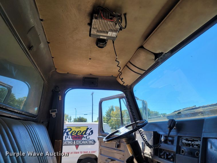 image for item LN9606 1993 International 4900  dump truck