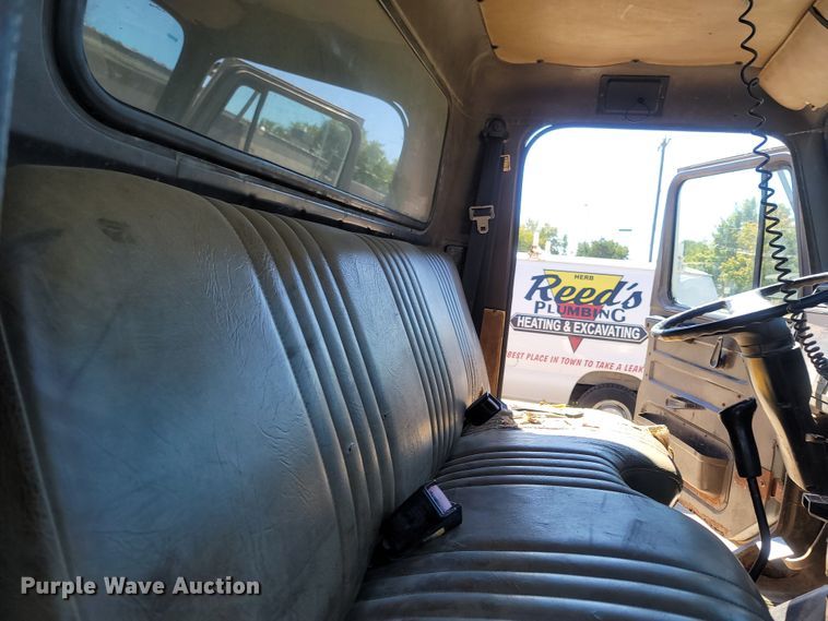 image for item LN9606 1993 International 4900  dump truck