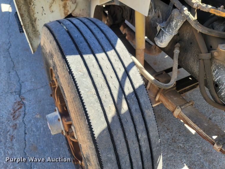 image for item LN9606 1993 International 4900  dump truck