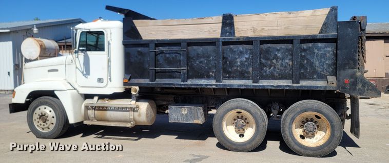 image for item LN9607 1989 Freightliner FLD120  dump truck