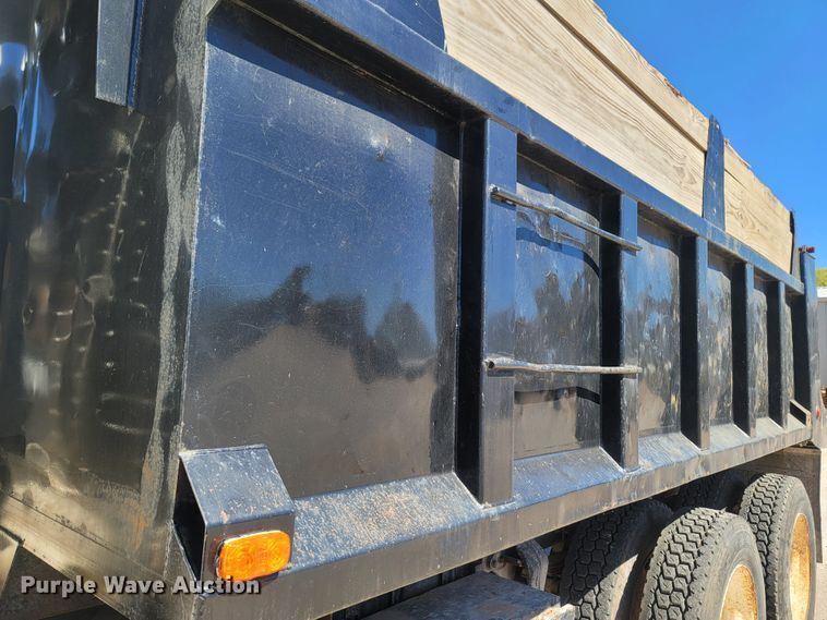 image for item LN9607 1989 Freightliner FLD120  dump truck