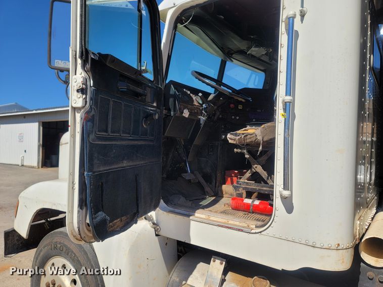 image for item LN9607 1989 Freightliner FLD120  dump truck