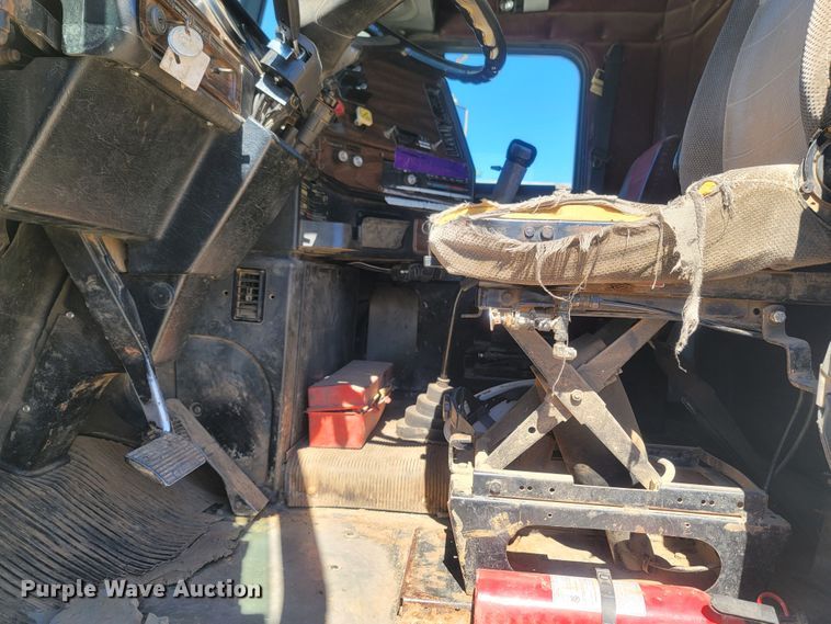 image for item LN9607 1989 Freightliner FLD120  dump truck