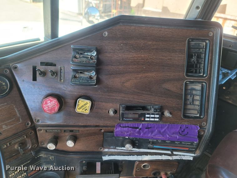 image for item LN9607 1989 Freightliner FLD120  dump truck