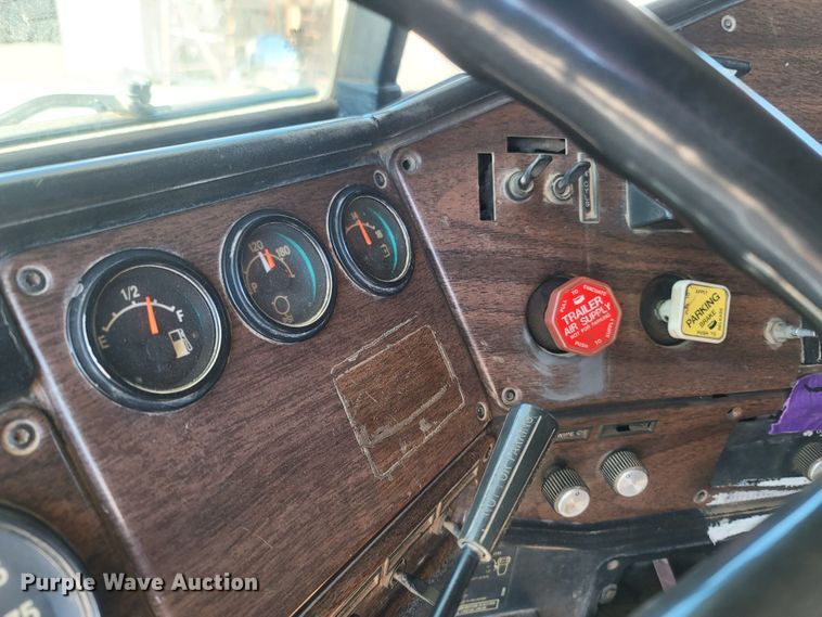 image for item LN9607 1989 Freightliner FLD120  dump truck