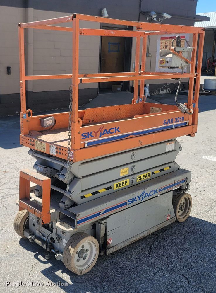 image for item LN9615 2005 Sky Jack SJIII 3219  scissor lift
