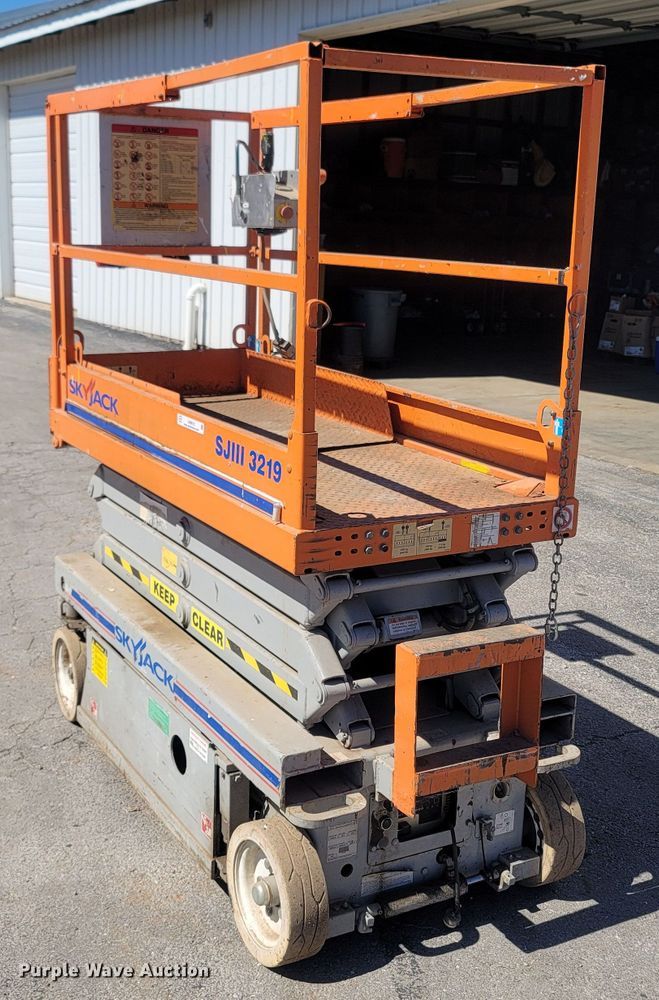 image for item LN9615 2005 Sky Jack SJIII 3219  scissor lift