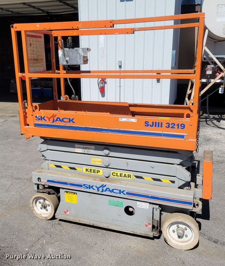 image for item LN9615 2005 Sky Jack SJIII 3219  scissor lift