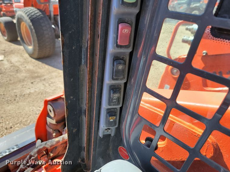 image for item LO9108 Kubota SSV75  skid steer loader