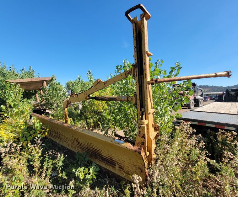 image for item LO9117 Caterpillar  14' L snow wing plow