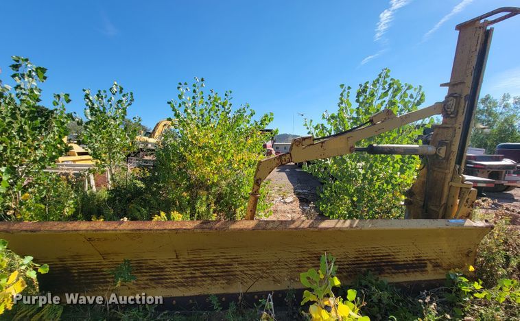 image for item LO9117 Caterpillar  14' L snow wing plow