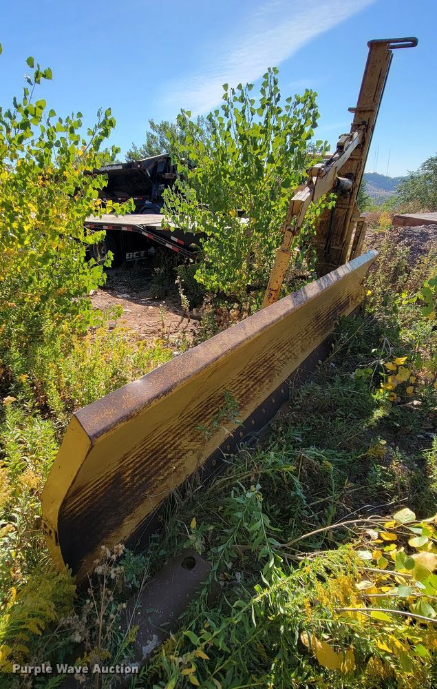 image for item LO9117 Caterpillar  14' L snow wing plow