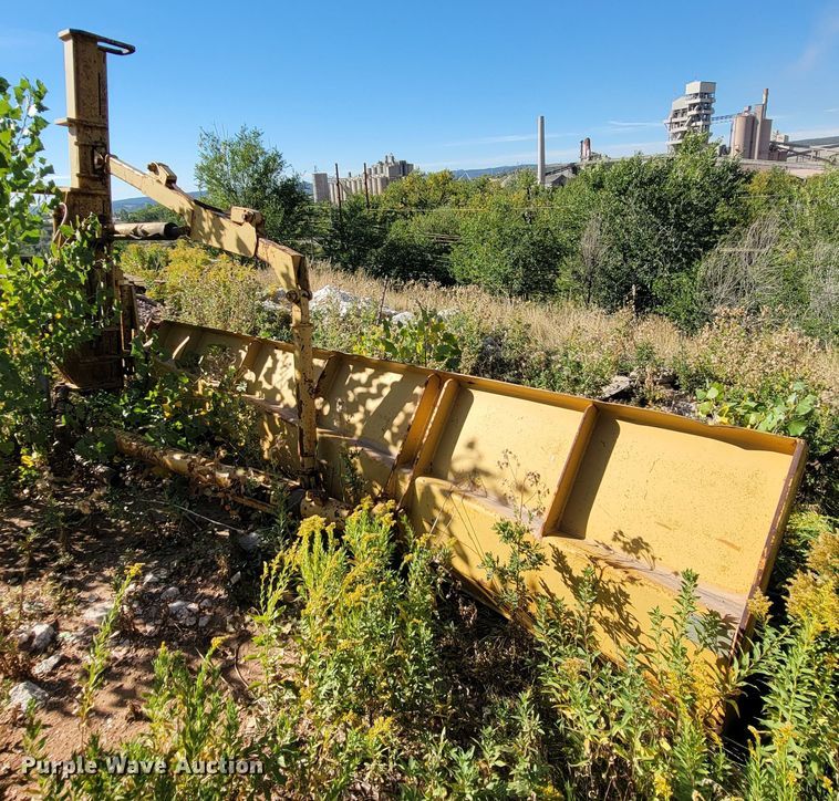 image for item LO9117 Caterpillar  14' L snow wing plow