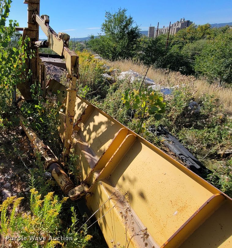 image for item LO9117 Caterpillar  14' L snow wing plow